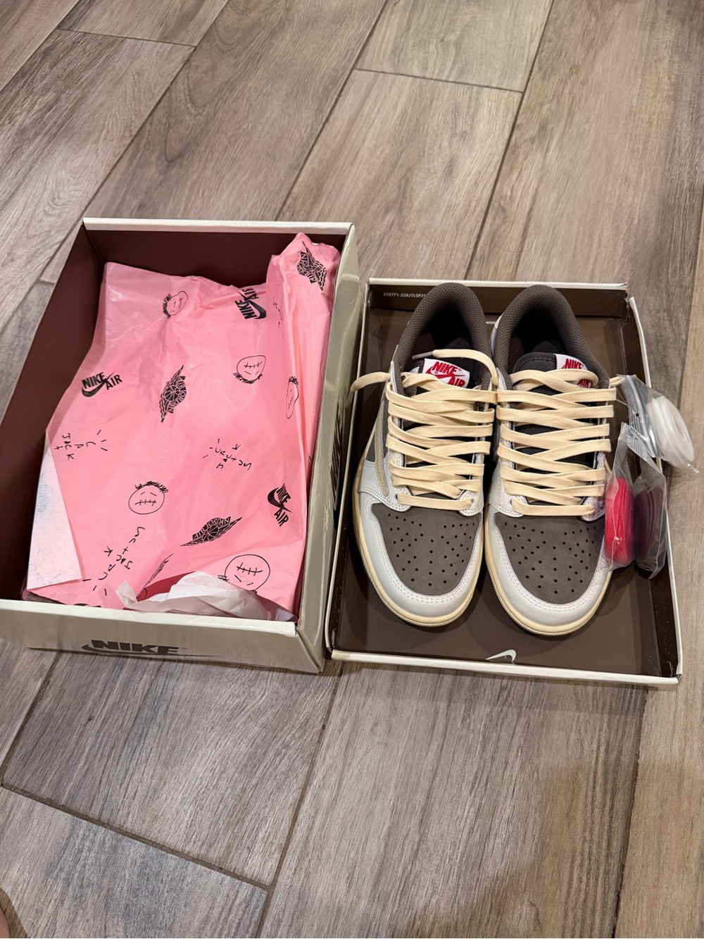 Travis scott x nike reserve mocha size 5